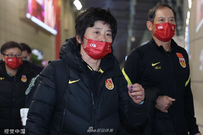 辉煌会所的ktv环境可以说是整个金陵最好的，几十个老同学坐在里面也不显拥挤，反而还十分宽绰，里面的装修自然是豪华无比，各种设施既先进，又舒适。